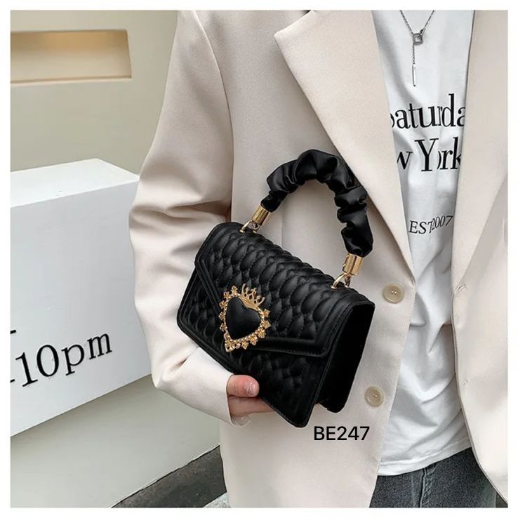 Bolso textura negro aplique dorado 23cm* 15cm BAG18 C-B